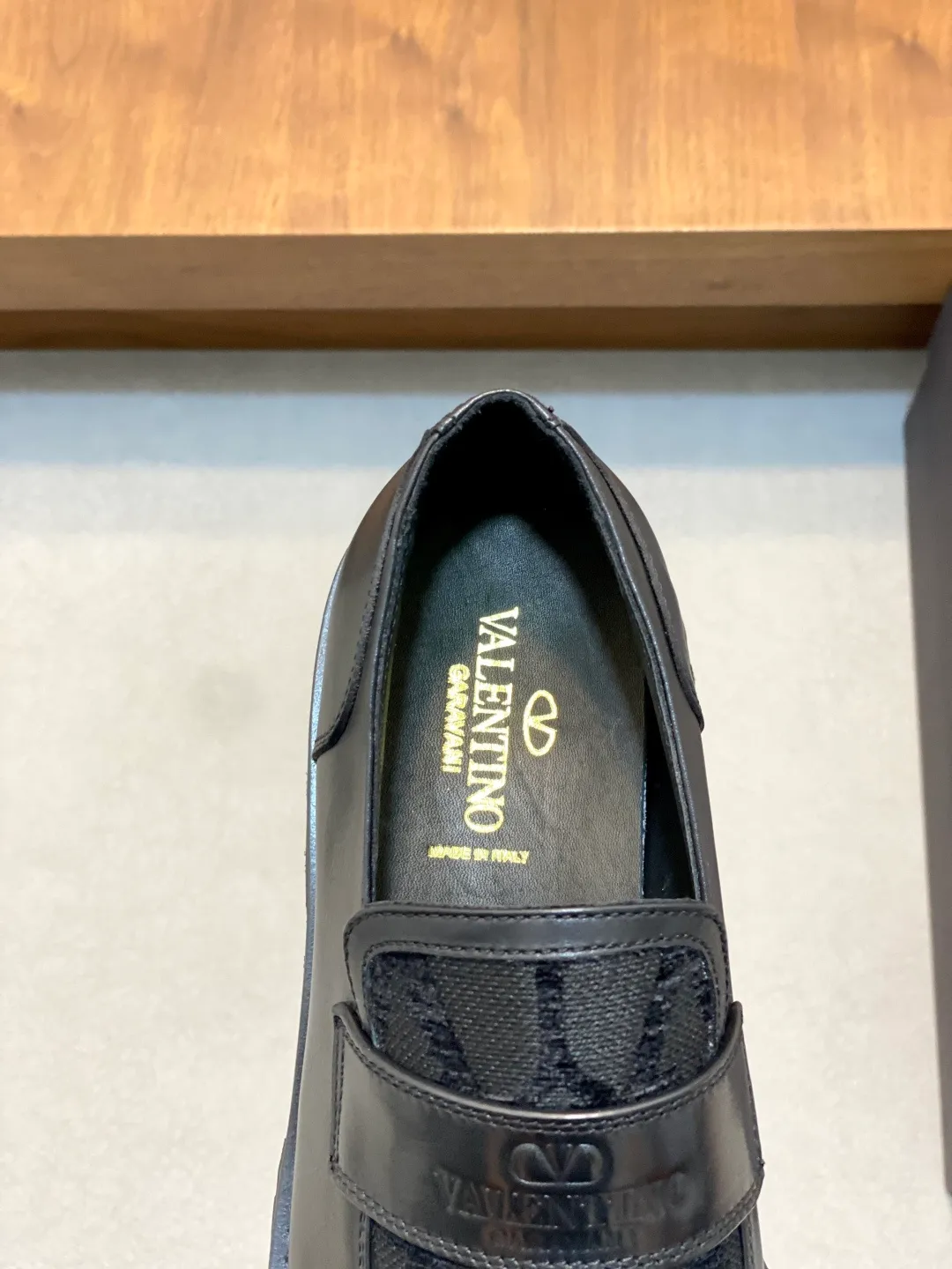 Men's shoes 💰740 VALENTINO Valentino's new men's fashionable casual leather shoes. These leather shoes are made of imported cowhide leather uppers, dyed calfskin lining and calfskin insoles. The upper foot is soft, comfortable and breathable. Comes with complete packaging in the original box! Visible details and quality. Size: 39-44 (customized at 38.45.46)